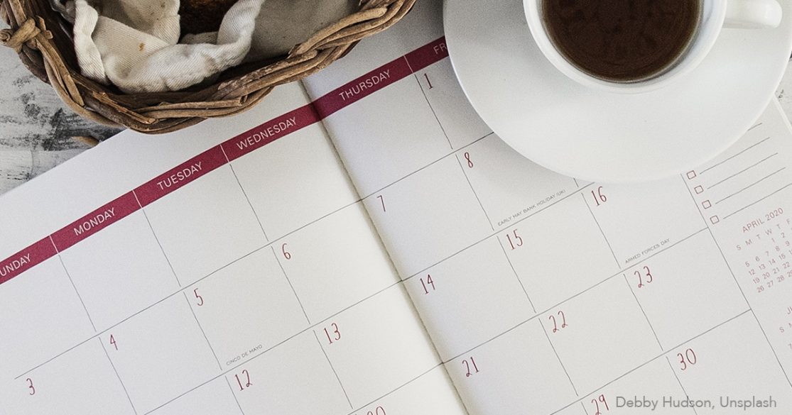 Kalender und Kaffeetasse