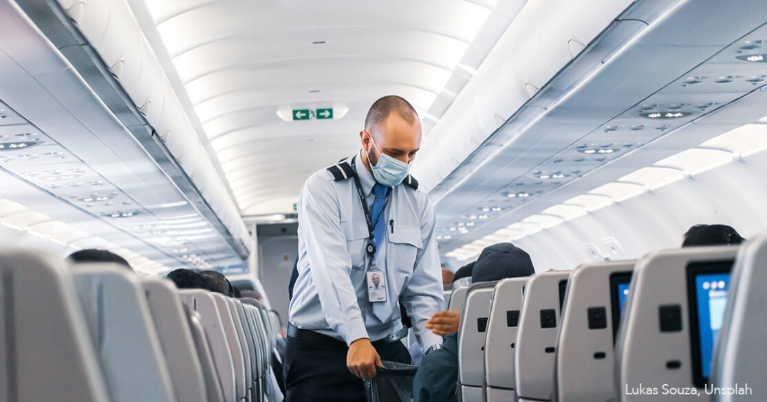 Ein Flugbegleiter im Flugzeug