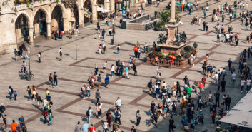 Menschen auf Mariannenplatz, München