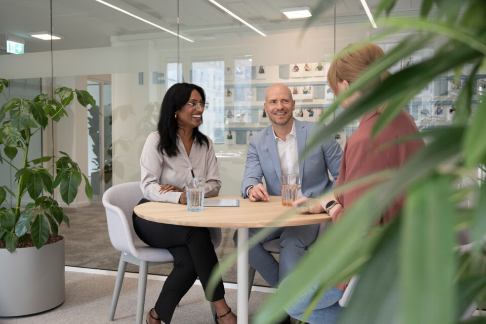 geschäftliche Personen sitzen am Tisch und besprechen sich