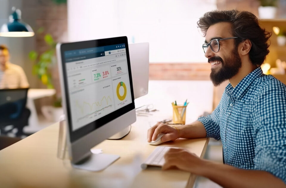 Person sitzt am Computer und nutzt MediaHub Software