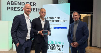 Preis der Pressefreiheit 2026 vergeben. Sebastian Lai (Bildmitte), der Sohn des Verlegers Jimmy Lai, nimmt an Stelle seines in Hongkong inhaftierten Vaters, den Ehrenpreis entgegen. Rechts im Bild: Ingo Kästner, Geschäftsführer der PMG Presse-Monitor. Rechts im Bild: Jan-Sebastian Blender, Leiter Content- und Qualitätsmanagement.