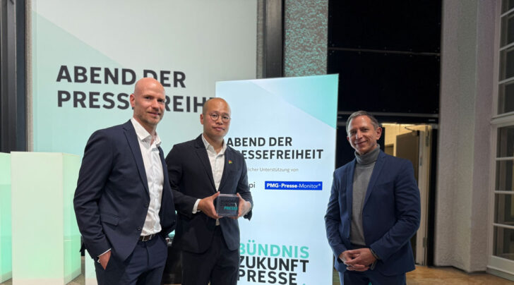 Preis der Pressefreiheit 2026 vergeben. Sebastian Lai (Bildmitte), der Sohn des Verlegers Jimmy Lai, nimmt an Stelle seines in Hongkong inhaftierten Vaters, den Ehrenpreis entgegen. Rechts im Bild: Ingo Kästner, Geschäftsführer der PMG Presse-Monitor. Rechts im Bild: Jan-Sebastian Blender, Leiter Content- und Qualitätsmanagement.