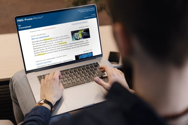 Junger PR-Mitarbeiter, der einen Pressespiegel erstellt.