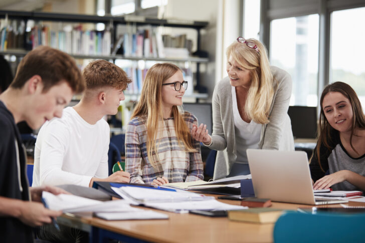 Unterricht optimal vorbereiten Lehrerin mit Schülerinnen und Schülern